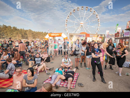 Personnes en attente d'un concert en face de la principale étape sur le 21ème Festival de Woodstock de la Pologne. Banque D'Images