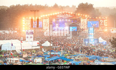 Soirée concert sur scène principale et tentes au 21ème Festival de Woodstock de la Pologne. Banque D'Images