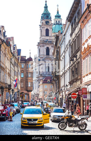 PRAGUE, RÉPUBLIQUE TCHÈQUE - 12 juin 2014 : rue de Prague bondées de touristes et de véhicules. Banque D'Images