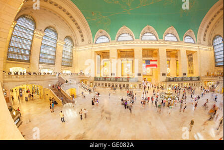 Objectif Fisheye photo de personnes et de navetteurs dans la salle principale de Grand Central Terminal. Banque D'Images