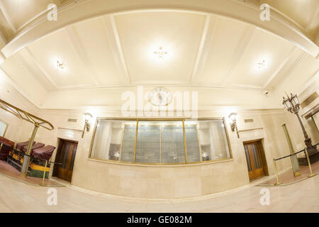 Objectif Fisheye photo de Grand Central Terminal intérieur avec calendrier. Banque D'Images