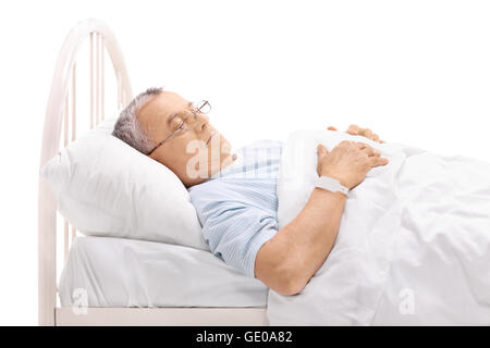 Pensive young patient allongé sur un lit d'hôpital isolé sur fond blanc Banque D'Images