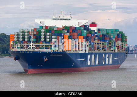 KERGUELEN CMA CGM de quitter le port de Hambourg, Allemagne. Banque D'Images