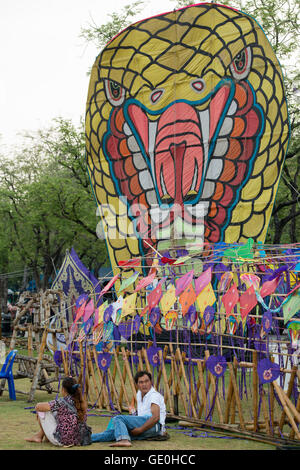 Un cerf-volant festival au Sanam Luang Parc dans la région de Banglamphu la ville de Bangkok en Thaïlande en Southeastasia. Banque D'Images