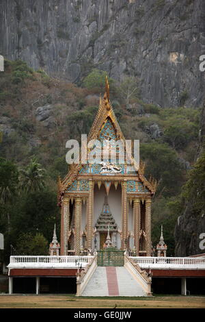 Un temple traditionnel dans le parc national de Khao Sam Roi Yot sur le Golf de Thaïlande, près de la ville de Hua Hin en Thaïlande. Banque D'Images