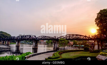 Tourisme Le vieux pont sur la rivière Kwai Yai est une des attractions historiques au cours de la Seconde Guerre mondiale 2 le célèbre de Kanchanaburi Prov Banque D'Images