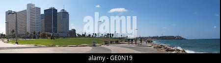 Israël, Moyen Orient : la mer et les toits de Tel Aviv et de la vieille ville de Jaffa vu de la Tayelet, la promenade de Tel Aviv Banque D'Images
