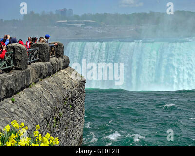 L'eau en cascade sur les touristes dans les chutes Niagara Canada et USA Banque D'Images