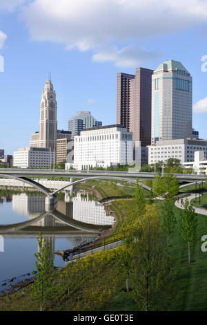 Portrait Paysage urbain de la ville de Columbus en Ohio USA montrant sky scrapers sur la rive de la rivière Scioto et réflexions d'un pont Banque D'Images