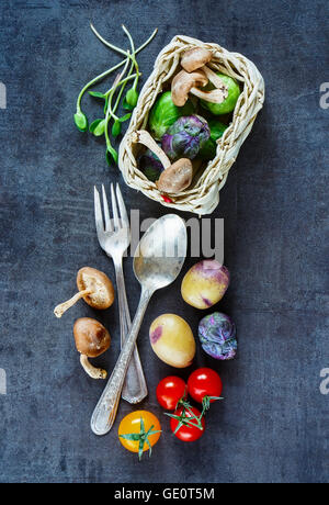 Close up de l'arrière-plan de cuisson avec des légumes crus et des ingrédients frais pour manger sainement sur vintage table, vue de dessus, la bannière Banque D'Images