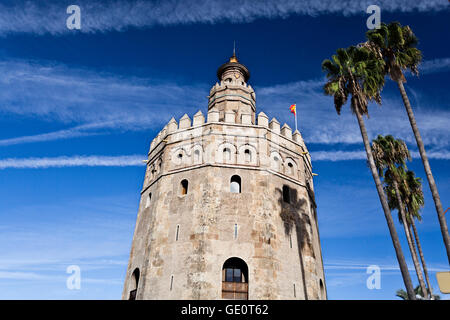 La Torre del Oro (tour de l'or) est une tour de guet militaire dodécagonale à Séville, Espagne. Banque D'Images