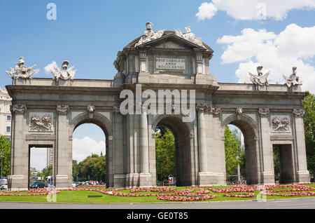 Puerta de Alcala à Madrid en une belle journée d'été, l'Espagne Banque D'Images