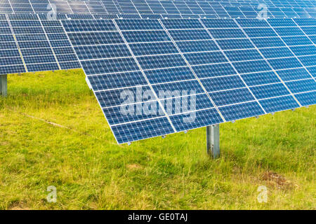 Panneaux photovoltaïques sur un terrain herbeux Banque D'Images