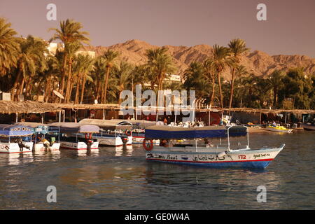 Le paysage de la ville d'allround Aqaba sur la mer rouge en Jordanie dans le Moyen-Orient. Banque D'Images