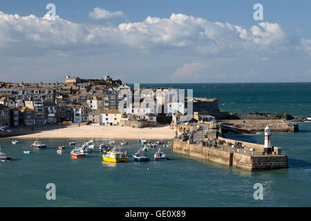 Vue sur la vieille ville et le port avec Smeaton's Pier vu de l'Argenteuil, St Ives, Cornwall, Angleterre, Royaume-Uni, Europe Banque D'Images