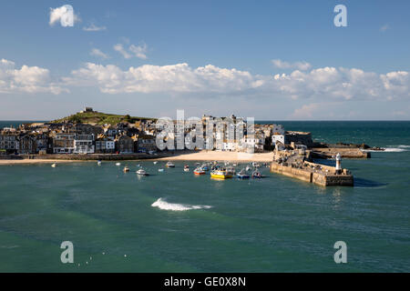 Vue sur la vieille ville et le port avec Smeaton's Pier vu de l'Argenteuil, St Ives, Cornwall, Angleterre, Royaume-Uni, Europe Banque D'Images