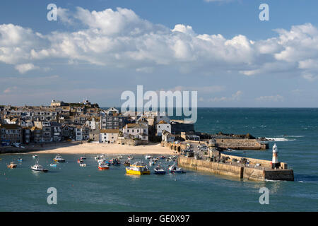 Vue sur la vieille ville et le port avec Smeaton's Pier vu de l'Argenteuil, St Ives, Cornwall, Angleterre, Royaume-Uni, Europe Banque D'Images