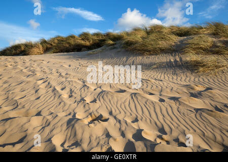 Des empreintes de pas dans le sable et dunes de sable, plage de Crantock, Crantock, près de Newquay, Cornwall, Angleterre, Royaume-Uni, Europe Banque D'Images