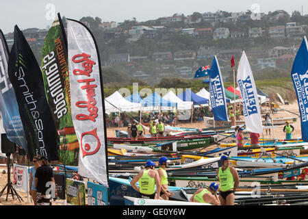 Courses traditionnelles de bateaux de surf dans la série de carnaval de bateaux de surf Ocean thunder à Dee Why Beach, Sydney, australie Banque D'Images