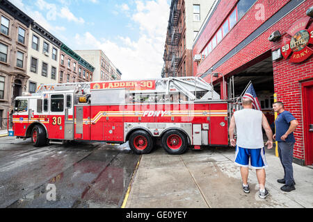 Camion de pompiers FDNY dos en garage à New York Harlem district. Banque D'Images