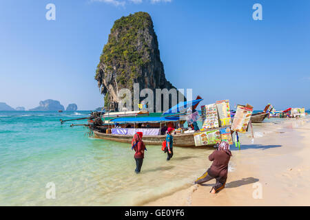 Railay, Thaïlande - janvier 02, 2015 Bateau : stands de nourriture sur Railay beach, l'une des plus belles plages de Thaïlande. Banque D'Images