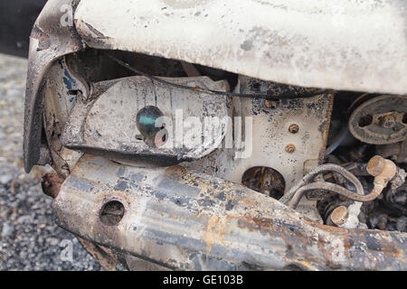 Close up d'un phare de Burnt Out sur chariot abandonnées sur un terrain commun. Banque D'Images