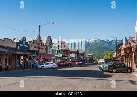 Whitefish, Montana, vue de la rue principale de corégone ville avec maisons, magasins, voitures, Whitefish, Montana, USA Banque D'Images