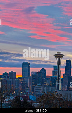 Géographie / voyages, USA, l'État de Washington, Seattle, lever du soleil au-dessus de la rouge coloré Seattle skyline et le Space Needle monument, l'État de Washington, de l'utilisation des No-Exclusive Banque D'Images