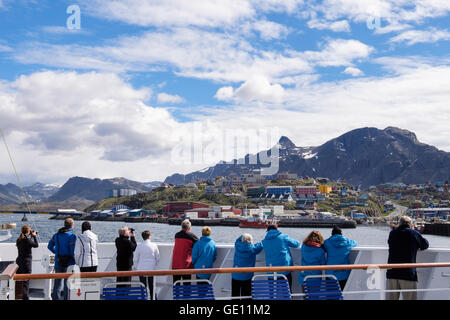 Les passagers de pont extérieur sur MV Fram cruise ship port approchant le long du détroit de Davis. Sisimiut Holsteinsborg (ouest du Groenland) Banque D'Images