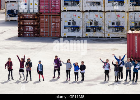 Les enfants de l'école locale inuit groenlandaise vague à un navire de croisière le quai. Sisimiut, Groenland Ouest, Qeqqata Banque D'Images