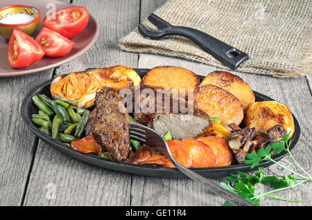 Poêlée de Foie de boeuf aux légumes sur un pan Banque D'Images