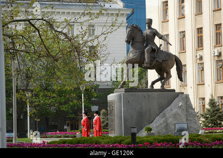 Géographie / voyages, Russie, ?de ?rasnodar, cosaques à côté d'un monument urbain, Additional-Rights Clearance-Info-Not-Available- Banque D'Images