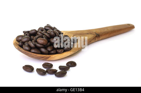 Coffee bean seed sur cuillère en bois isolé sur un fond blanc. Banque D'Images