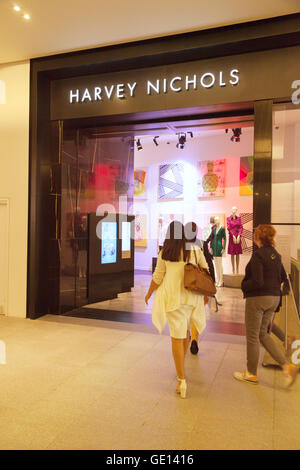 Clients entrant dans le magasin Harvey Nichols, Birmingham UK Banque D'Images