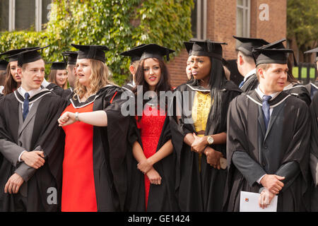 Royaume-uni ; les diplômés diplômés masculins et féminins à leur cérémonie de remise des diplômes de l'Université de Birmingham, Edgbaston, Birmingham, UK Banque D'Images