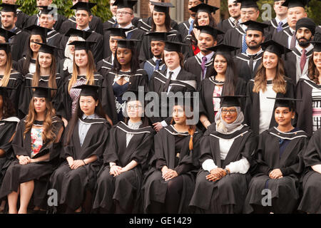 Les diplômés de nombreuses cultures différentes qui sortent de l'Université de Birmingham, UK - Notion - La Grande-Bretagne multiculturelle Banque D'Images