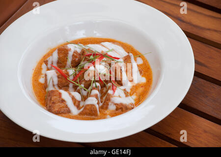 Plat de tofu japonais frits au curry rouge épais avec Banque D'Images