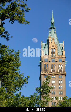 The Sherry Netherland avec lune augmenter. La 5ème Avenue monument néo-gothique est situé sur l'Upper East Side, New York City Banque D'Images