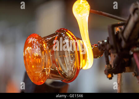 Production dans les glassworks Moser, Karlovy Vary, Bohême de l'Ouest, République Tchèque homme fait vase en cristal, soufflage de verre Banque D'Images