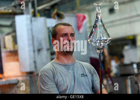 Production dans les glassworks Moser, Karlovy Vary, Bohême de l'Ouest, République tchèque homme fait vase en cristal Banque D'Images