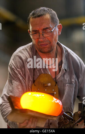 Production dans les glassworks de Moser, Karlovy Vary, Bohême de l'Ouest, République Tchèque homme fait du cristal Banque D'Images