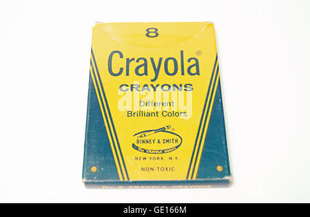 Un crayon Crayola pack vintage 8 paquet sur un fond blanc. Banque D'Images