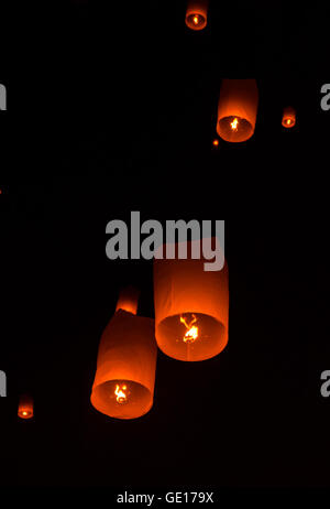 Lanterne flottante dans Yee Peng festival, lanternes flottantes bouddhiste au Bouddha en Sansai district, Chiang Mai, Thaïlande. Banque D'Images