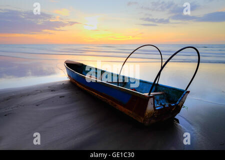 Bateau de pêche au lever du soleil sur la plage de Kota Kinabalu, Sabah, Malaisie Banque D'Images