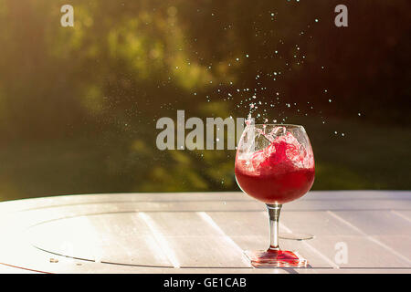 Vin rouge Vin splashing in glass Banque D'Images