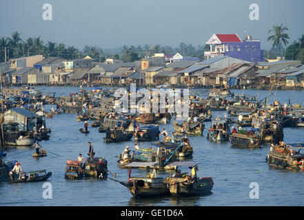 Les gens au marché Flooting sur le Mékong près de la ville de Can Tho dans le Delta du Mékong au Vietnam Banque D'Images