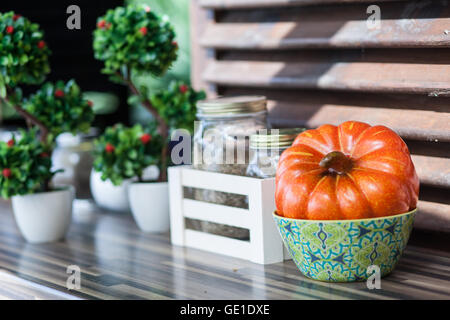 Close-up de la citrouille, épices et plantes en pots de verre Banque D'Images
