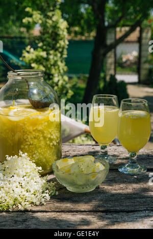 Limonade de sureau sur table Banque D'Images