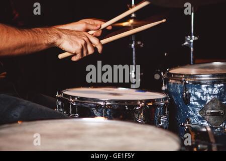 Close up of man playing drums Banque D'Images