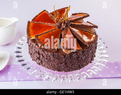 Dobos torte hongrois, gâteau au chocolat caramélisé avec top. Banque D'Images